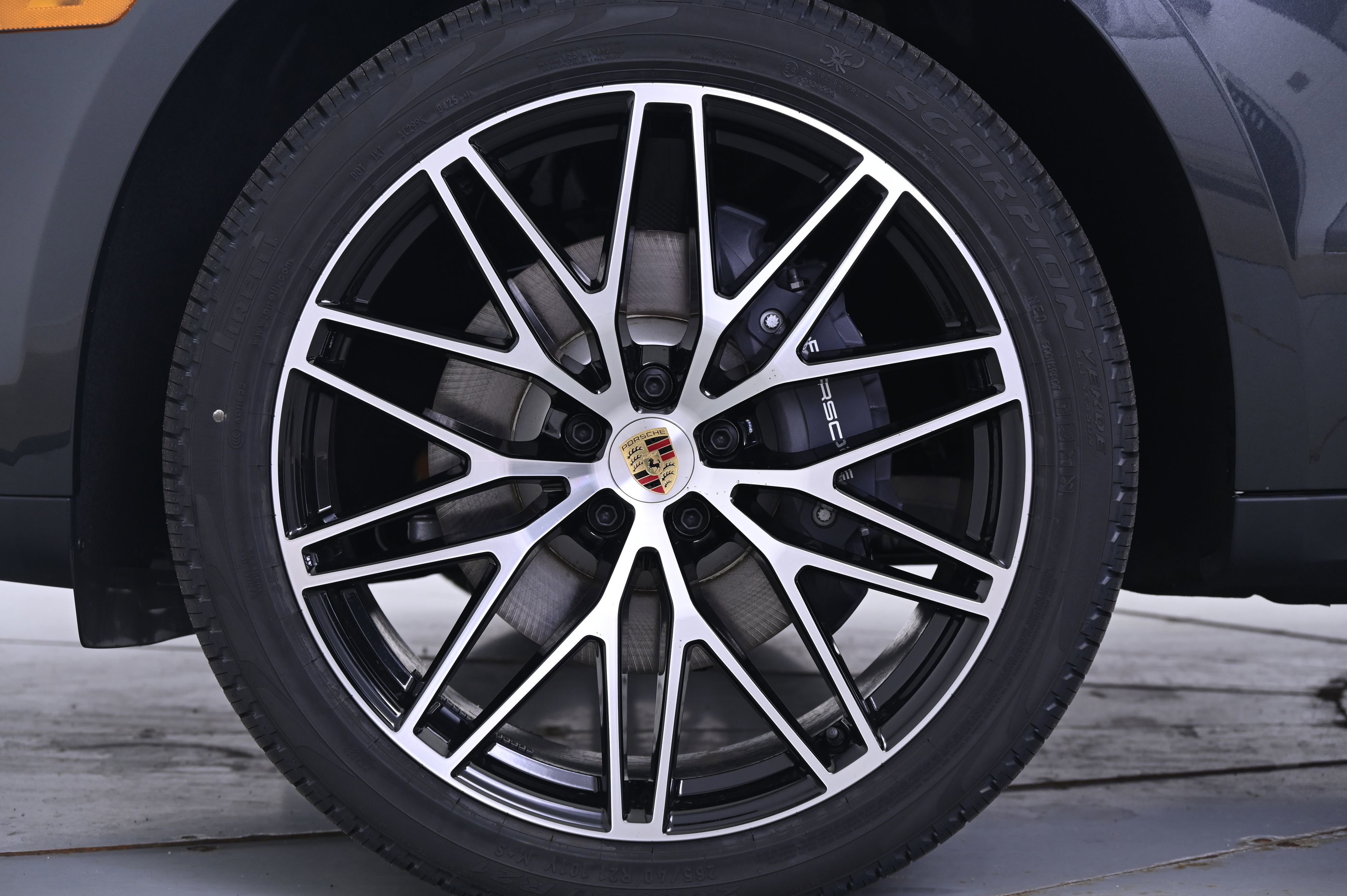 Certified 2025 Porsche Macan image 11