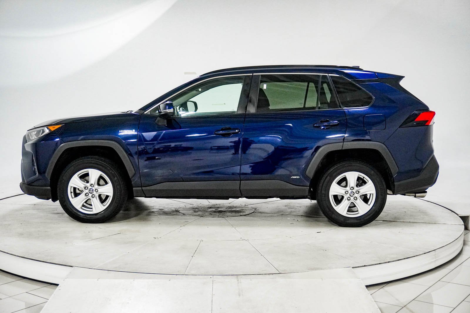 Used 2021 Toyota RAV4 XLE w/ XLE Grade Weather Package image 5