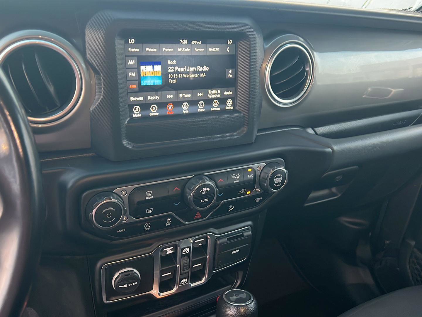 Used 2020 Jeep Wrangler Unlimited Sahara image 23