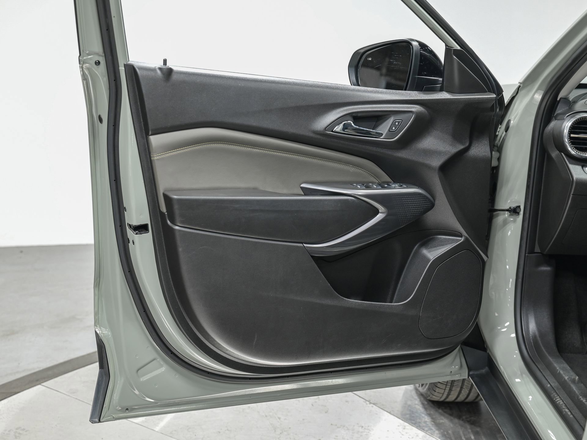 Used 2025 Chevrolet Trax ACTIV w/ Driver Confidence Package image 12