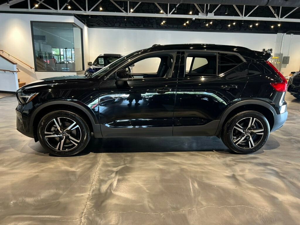 Used 2024 Volvo XC40 B5 Core image 2