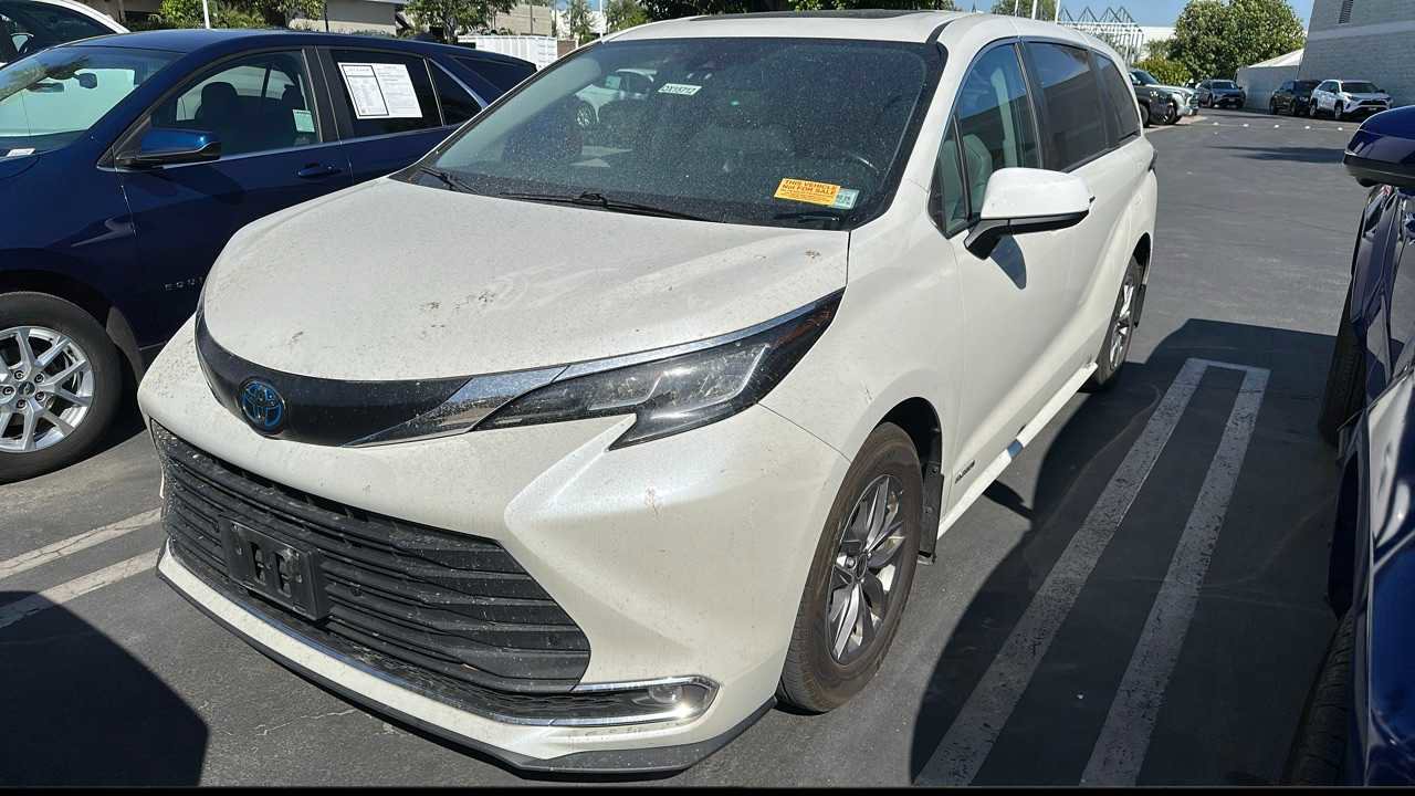 Used 2021 Toyota Sienna XLE