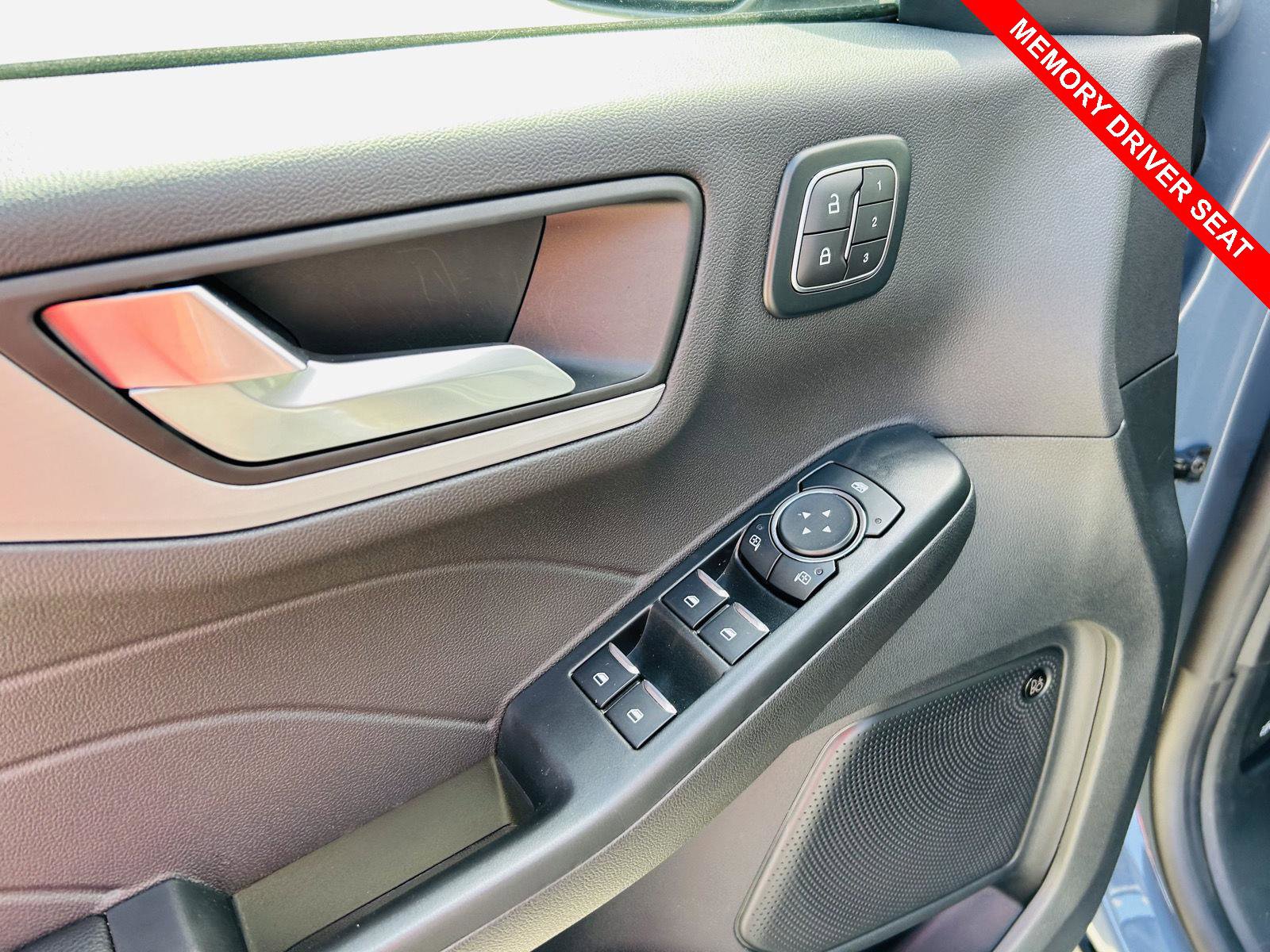 Used 2025 Ford Escape SE w/ PHEV Premium Package image 18