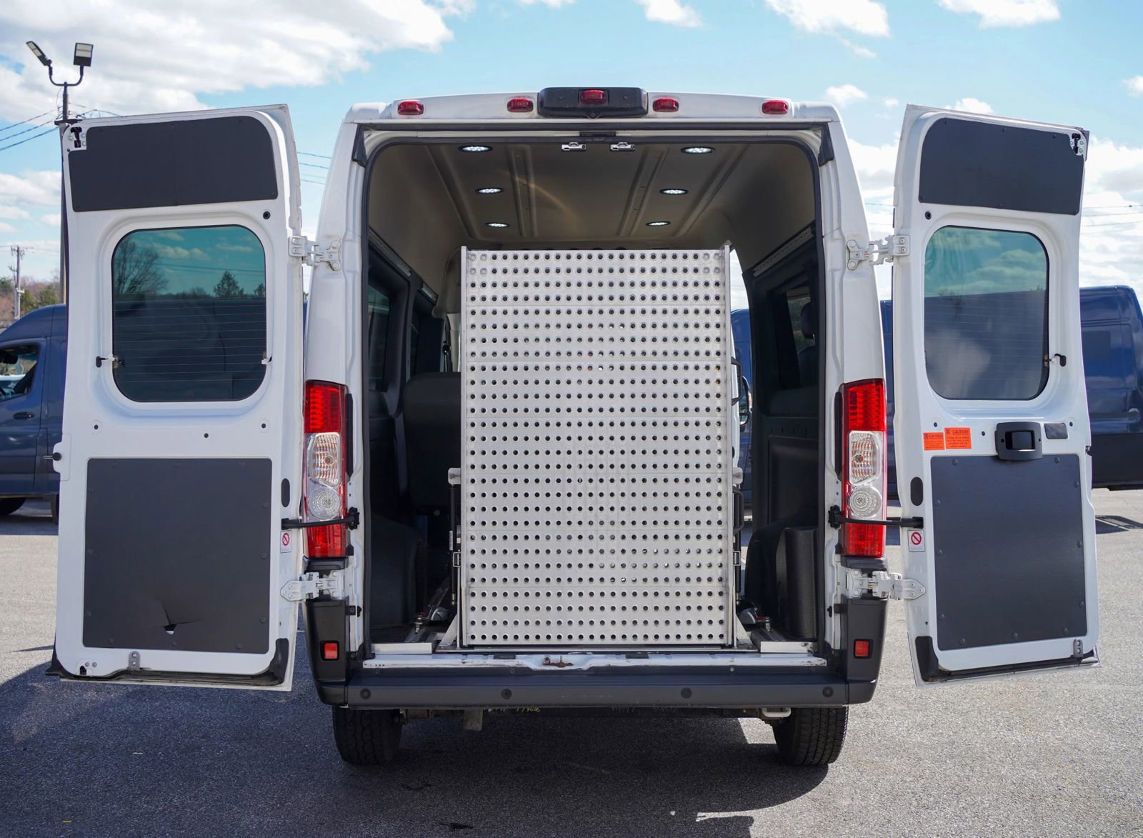 Used 2016 RAM ProMaster 2500 w/ Premium Appearance Group FWD image 7