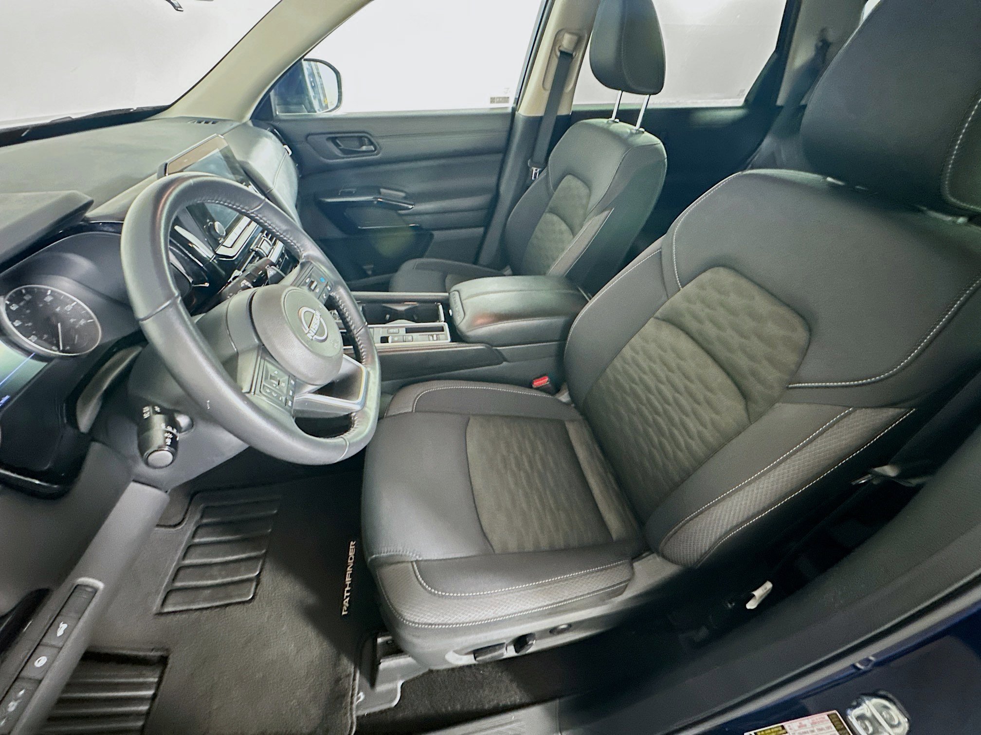 Used 2025 Nissan Pathfinder SV FWD image 13