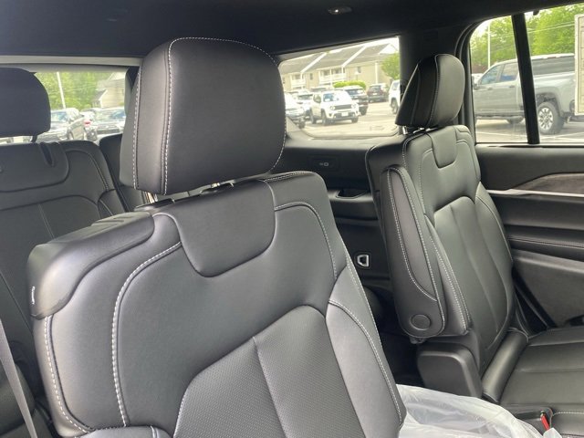 New 2025 Jeep Grand Cherokee L Limited w/ Luxury Tech Group II image 34