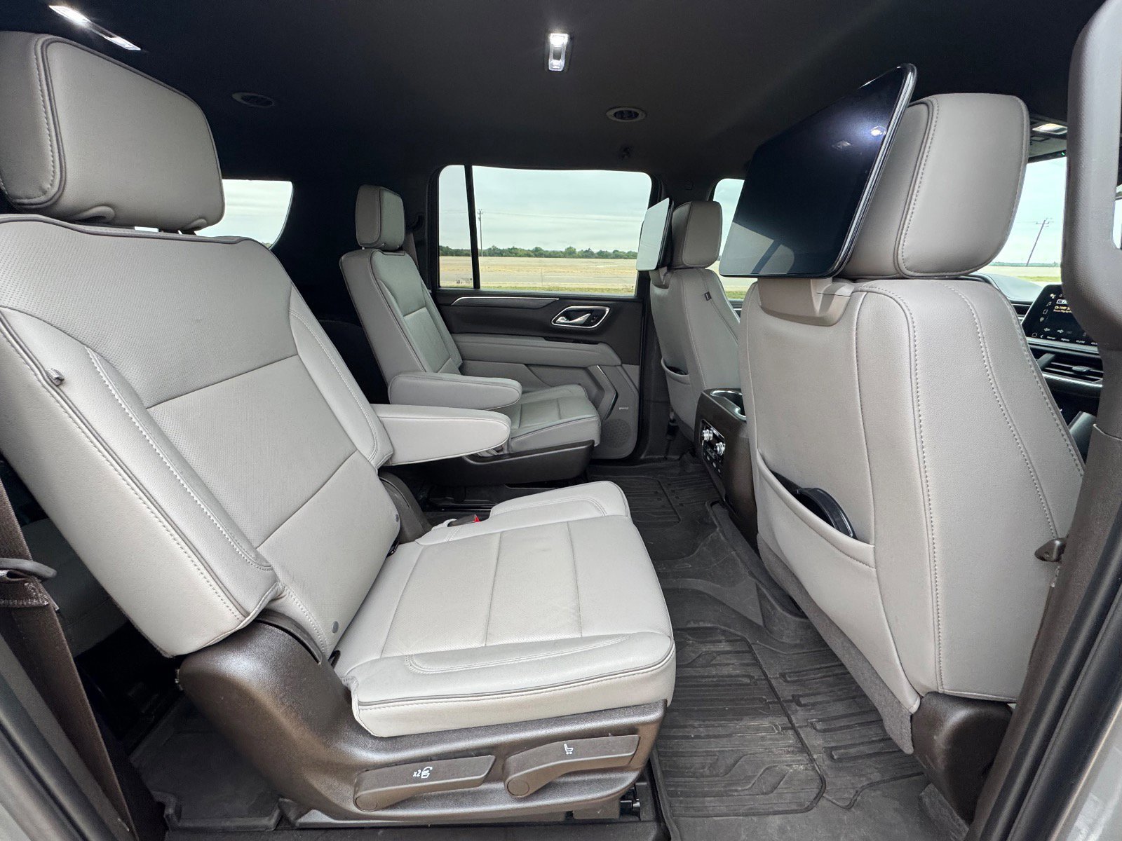 Used 2023 GMC Yukon XL SLT w/ SLT Luxury Package image 18