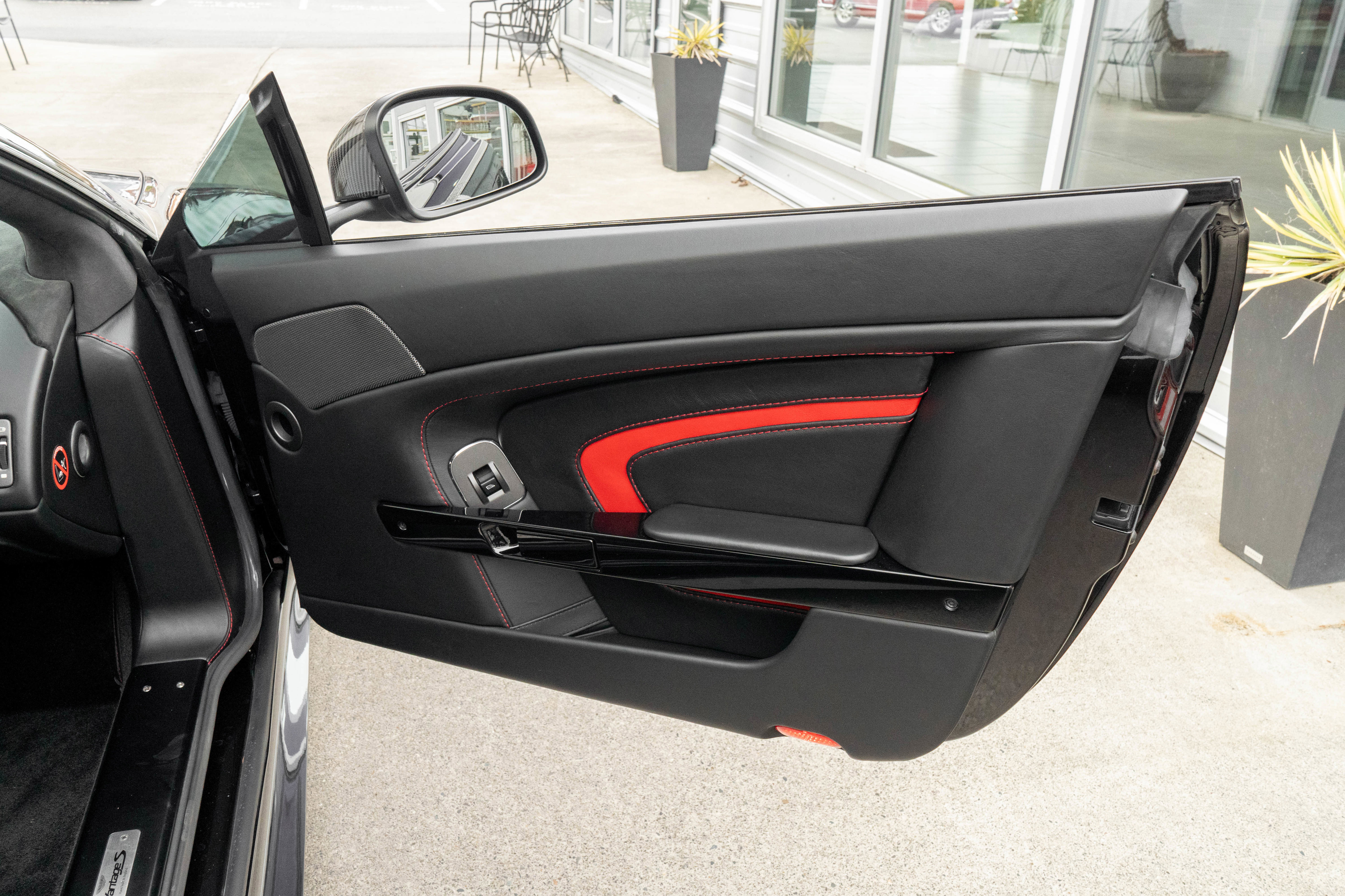 Used 2015 Aston Martin V12 Vantage S image 30