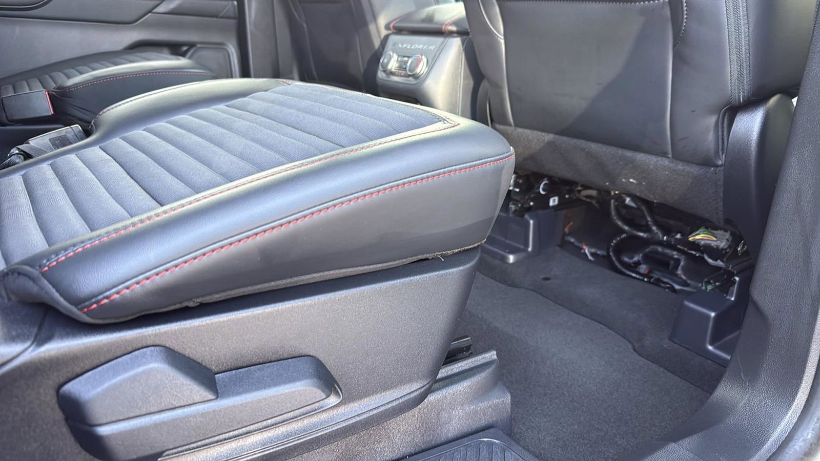 Certified 2025 Ford Explorer ST-Line w/ Premium Package image 27