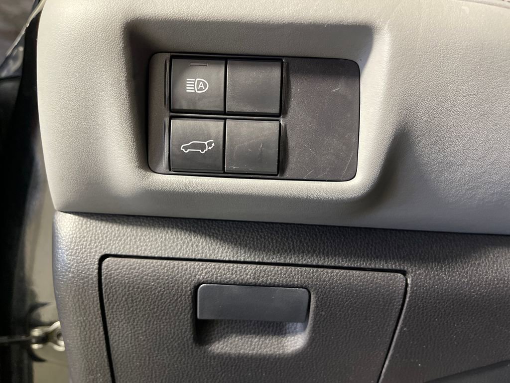 Used 2022 Toyota Highlander XLE AWD/4WD image 29