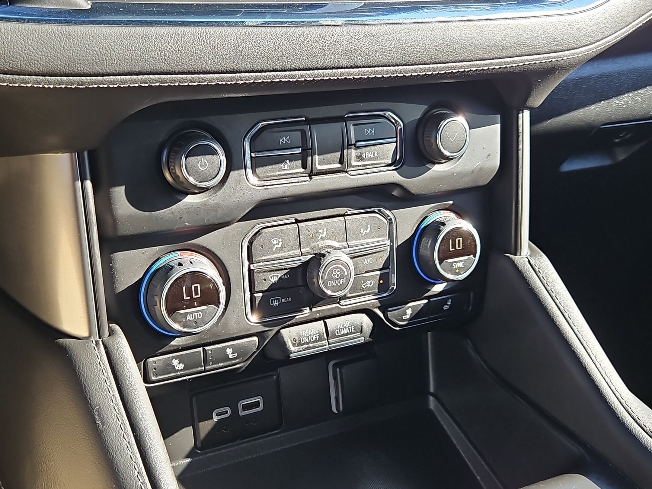 Certified 2024 Chevrolet Suburban Z71 w/ Luxury Package image 21