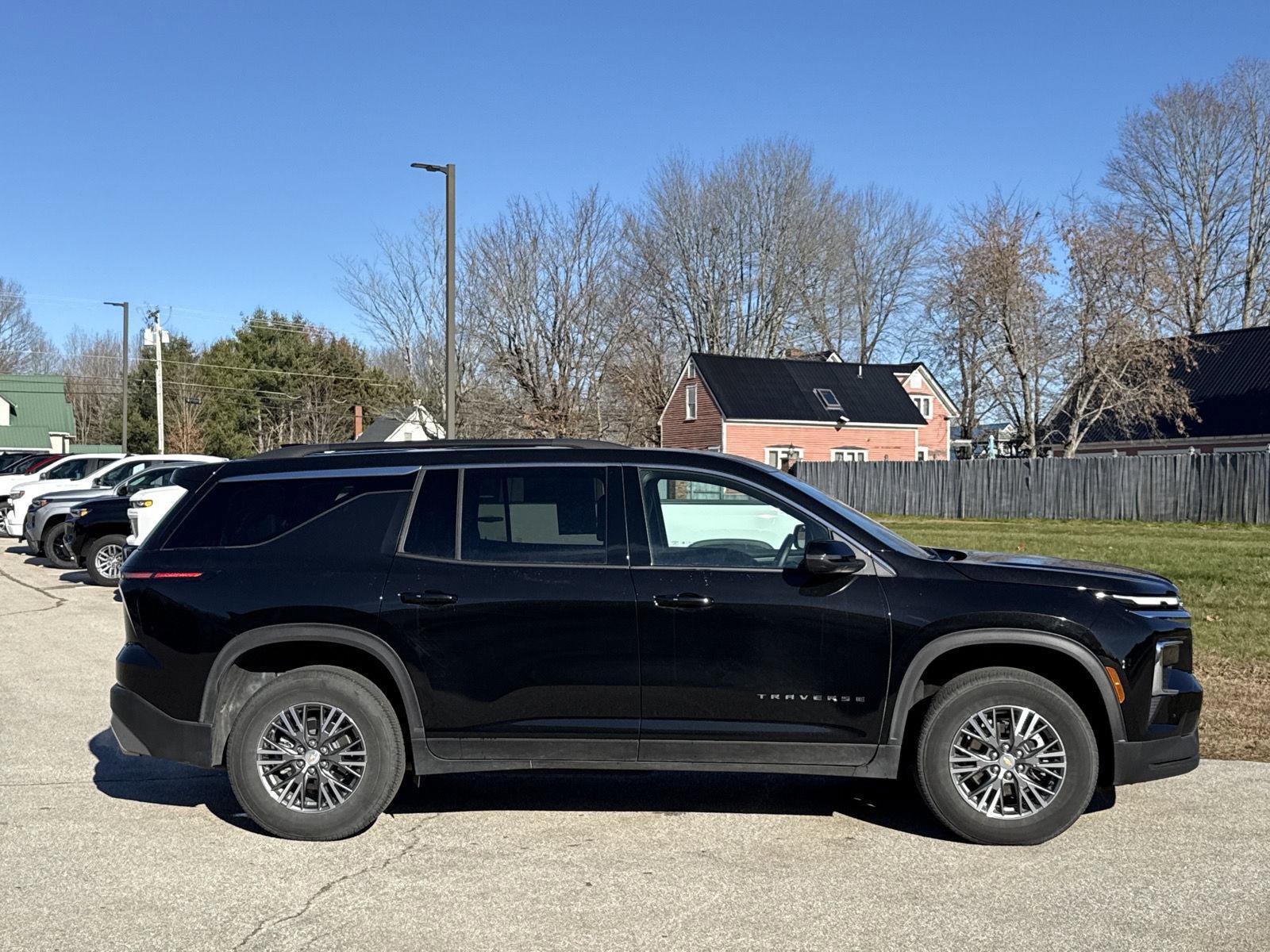 Used 2025 Chevrolet Traverse LT image 5
