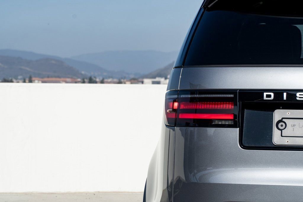 Used 2025 Land Rover Discovery S image 5