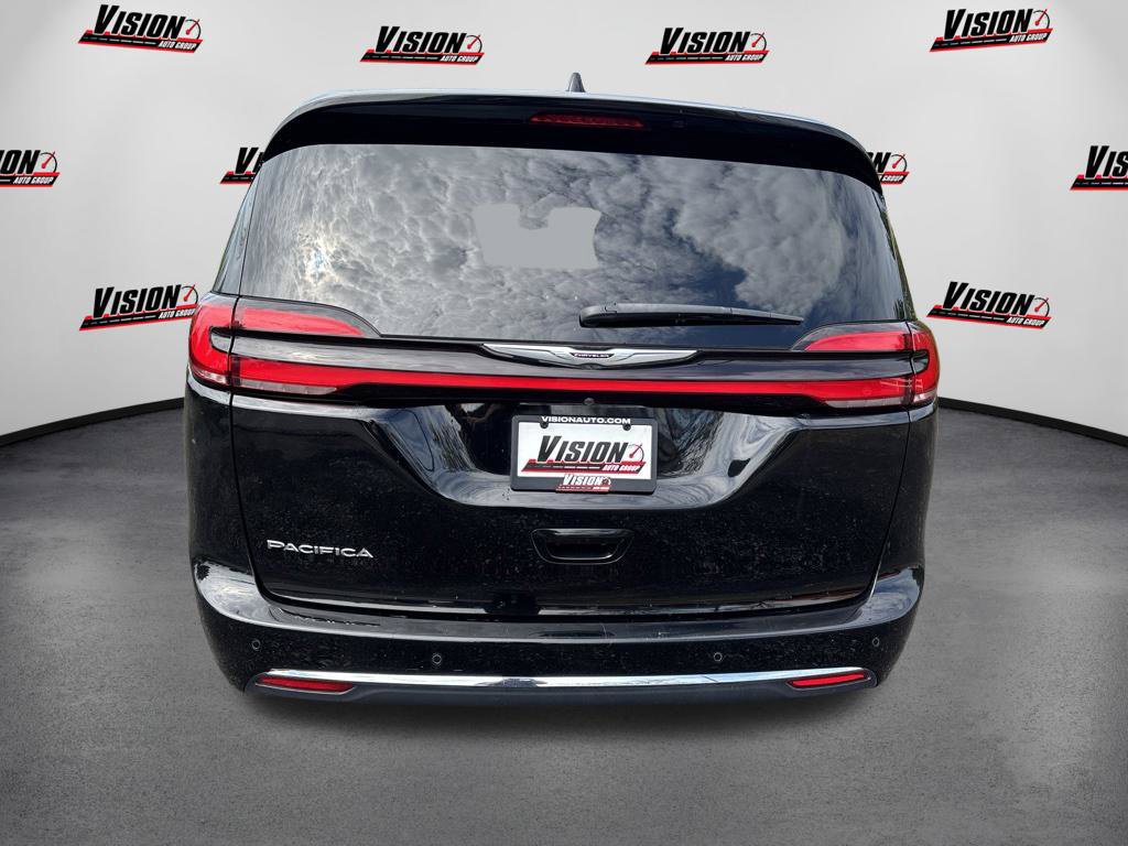 Used 2024 Chrysler Pacifica Touring-L FWD image 4