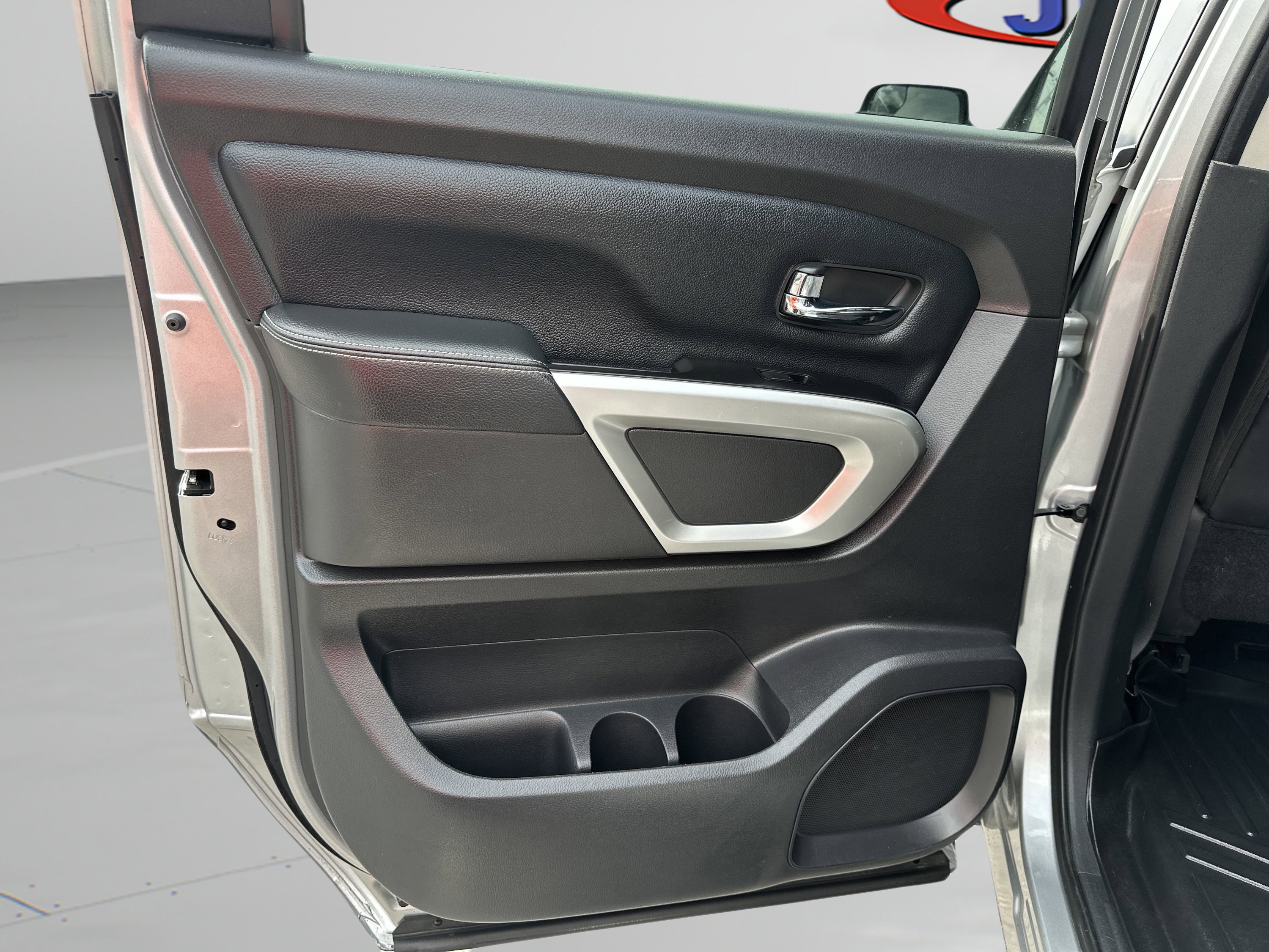 Used 2017 Nissan Titan PRO-4X image 5