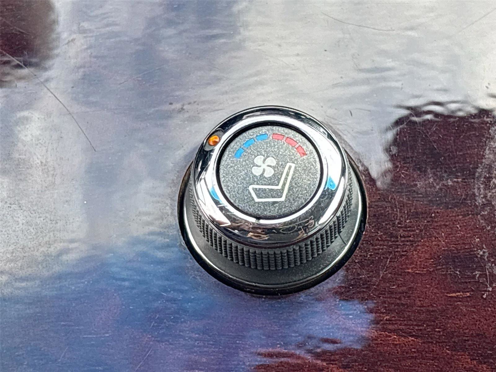 Used 2018 INFINITI Q70 Luxe image 21