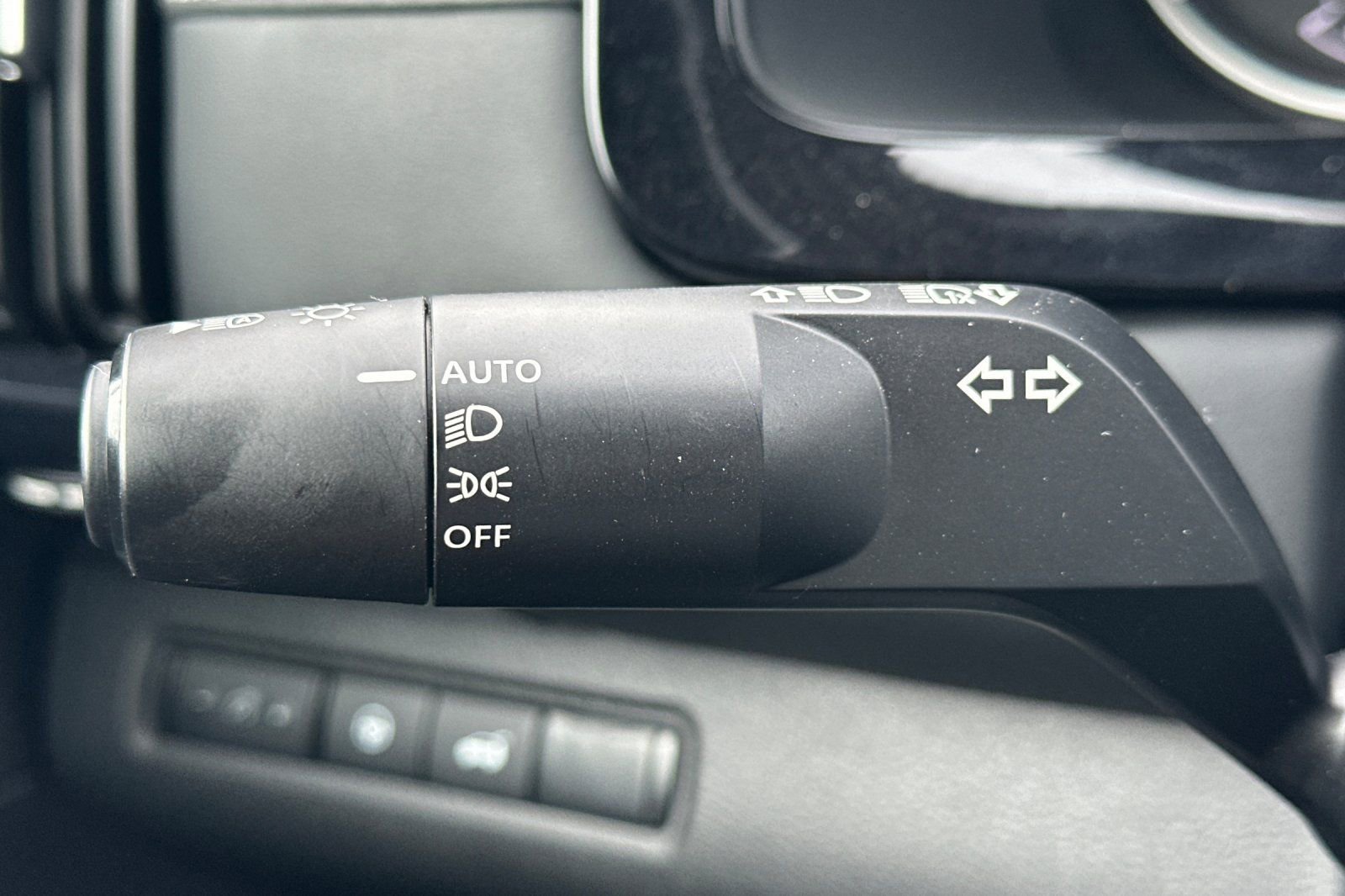 Certified 2025 Nissan Pathfinder SV image 38