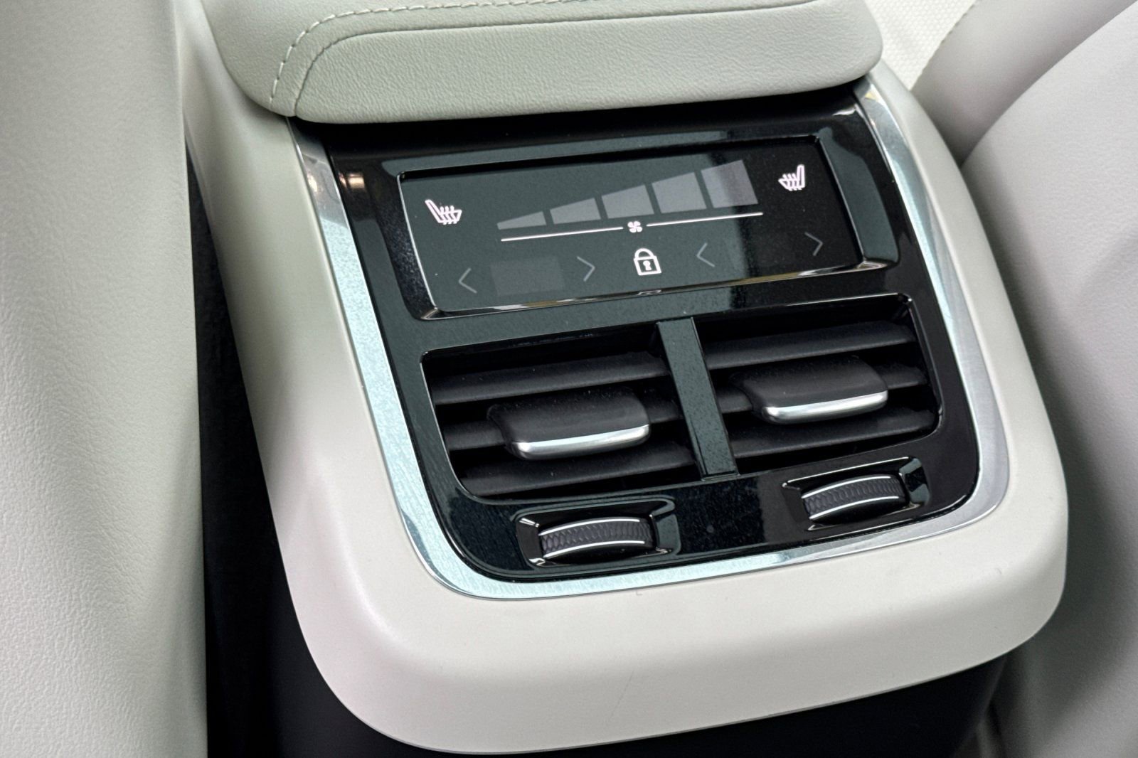 Used 2026 Volvo XC60 B5 Ultra w/ Protection Package Premier image 13