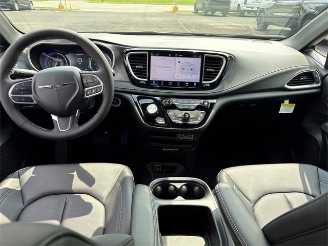 New 2025 Chrysler Pacifica Select image 2