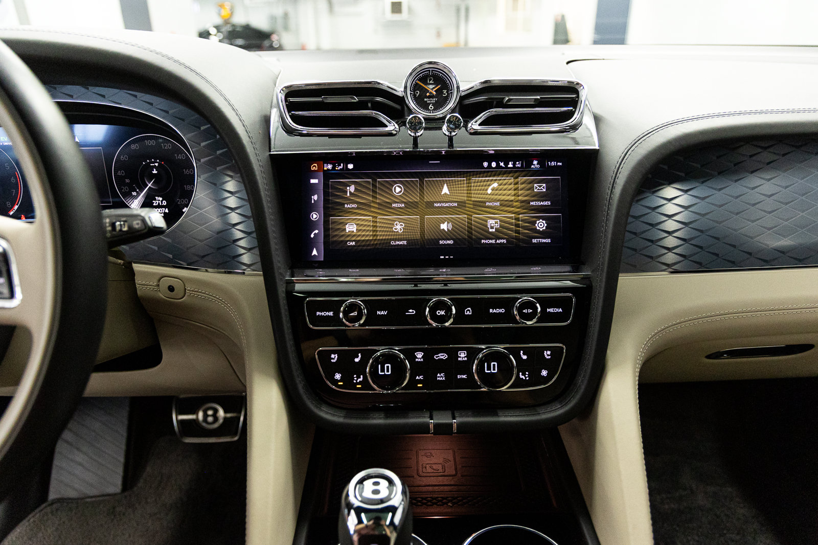 Certified 2023 Bentley Bentayga Plug-In Hybrid AWD/4WD image 39