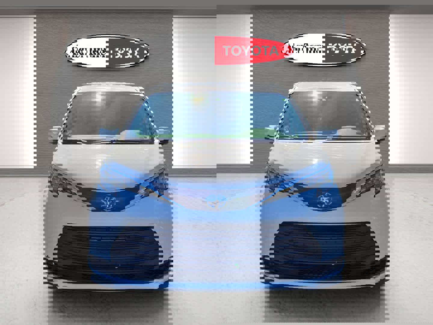 Used 2024 Toyota Sienna LE image 4