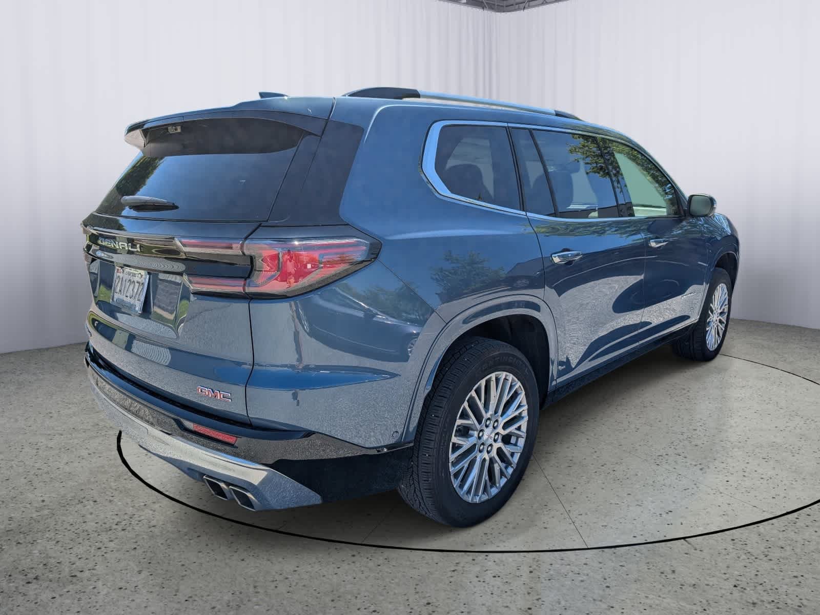 Used 2025 GMC Acadia Denali w/ Super Cruise Package FWD image 3