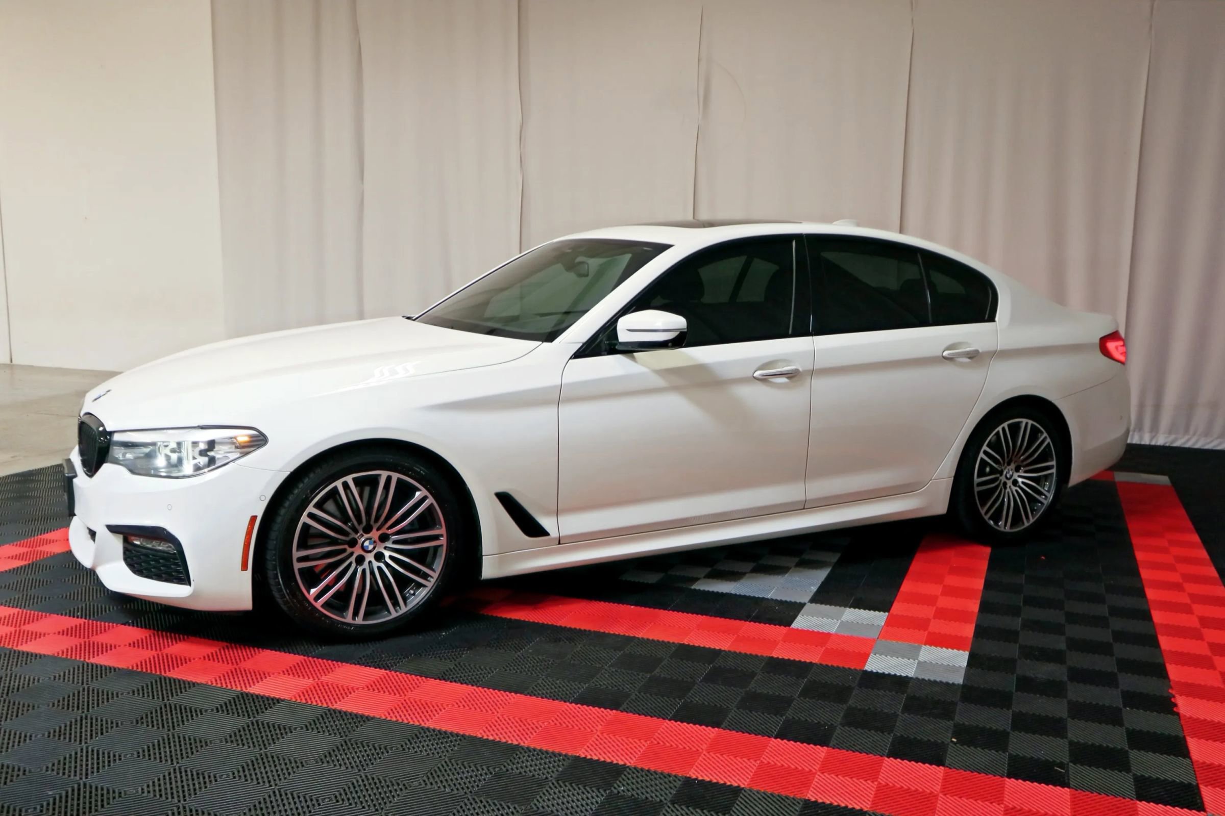 Used 2018 BMW 540i w/ M Sport Package RWD image 2