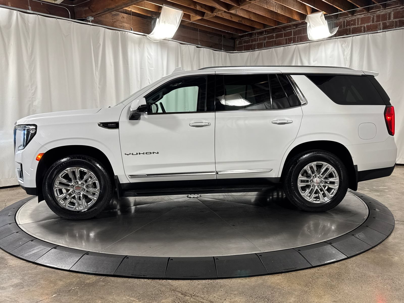 Used 2023 GMC Yukon SLT w/ SLT Premium Package AWD/4WD image 8
