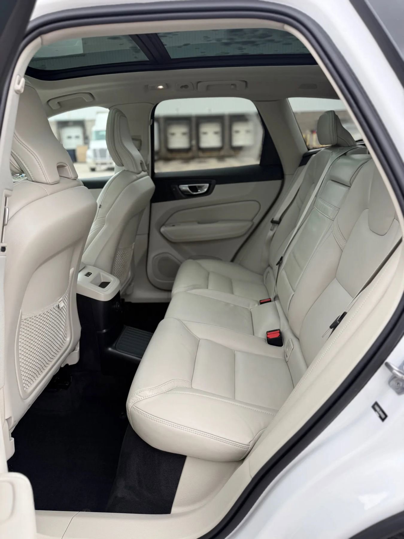 Used 2022 Volvo XC60 T8 Inscription w/ Advanced Package image 19