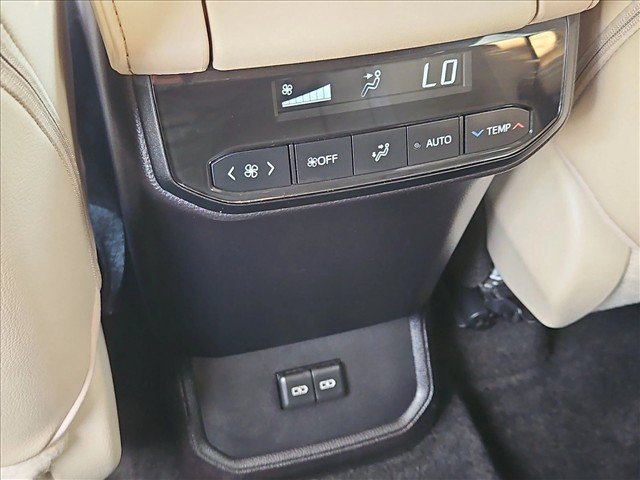 Used 2023 Toyota Highlander XLE w/ Protection Package #3 (TMS) AWD/4WD image 25