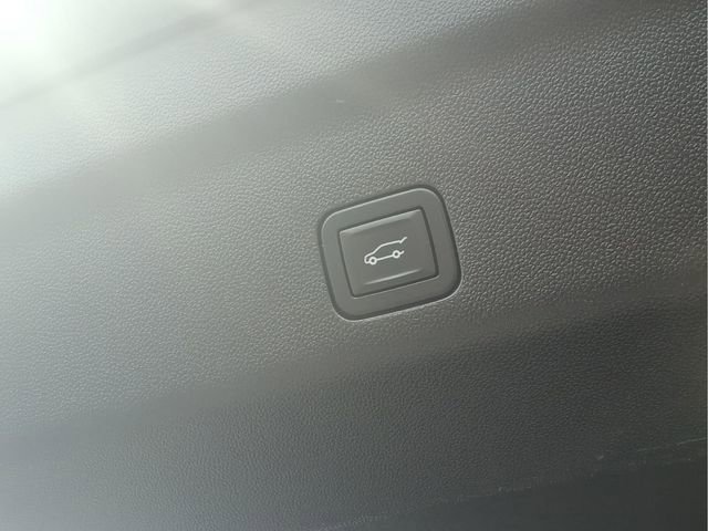 Used 2024 Chevrolet Suburban Premier AWD/4WD image 32