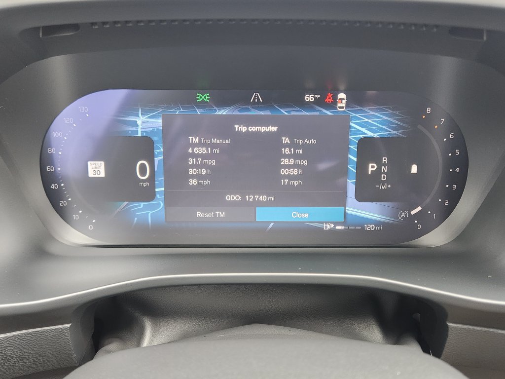 Used 2025 Volvo XC40 B5 Plus AWD/4WD image 7