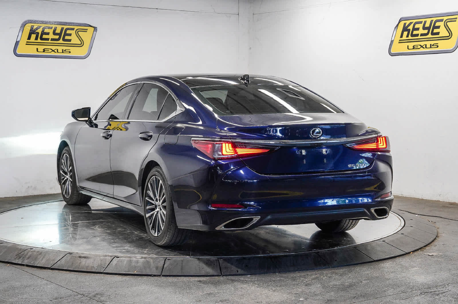 Used 2024 Lexus ES 350 w/ Premium Package FWD image 2