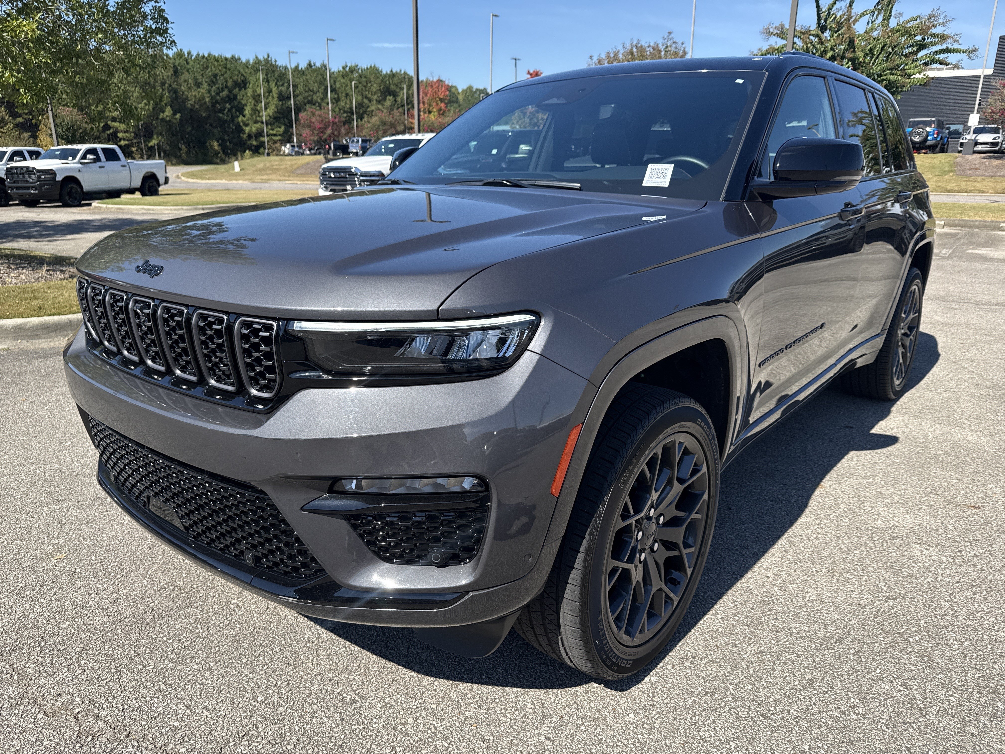 Used 2025 Jeep Grand Cherokee Summit w/ Obsidian Package AWD/4WD image 3