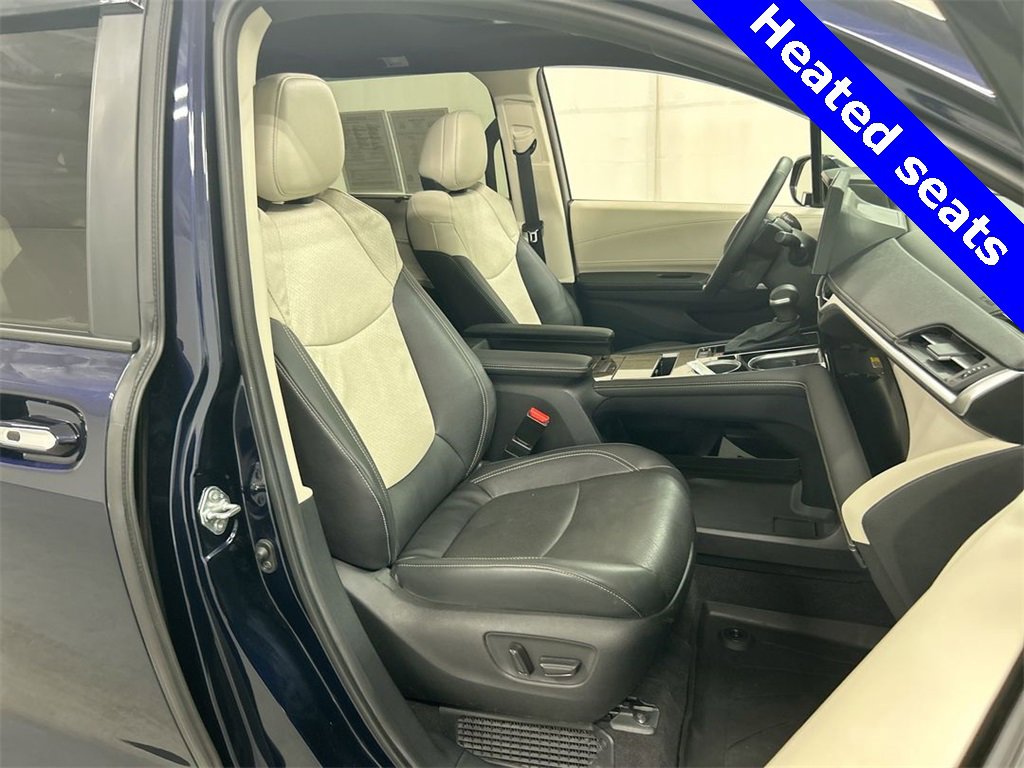Used 2025 Toyota Sienna Platinum image 17