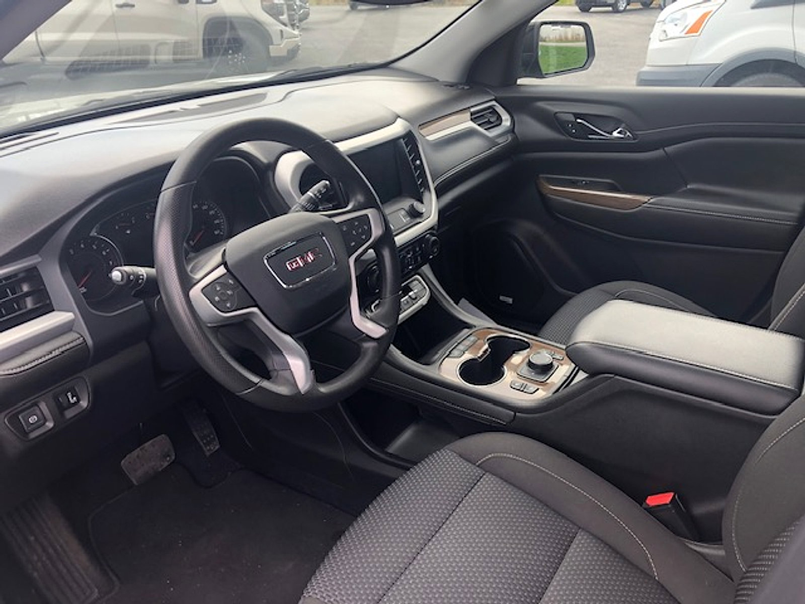 Used 2023 GMC Acadia SLE w/ Driver Convenience Package image 6