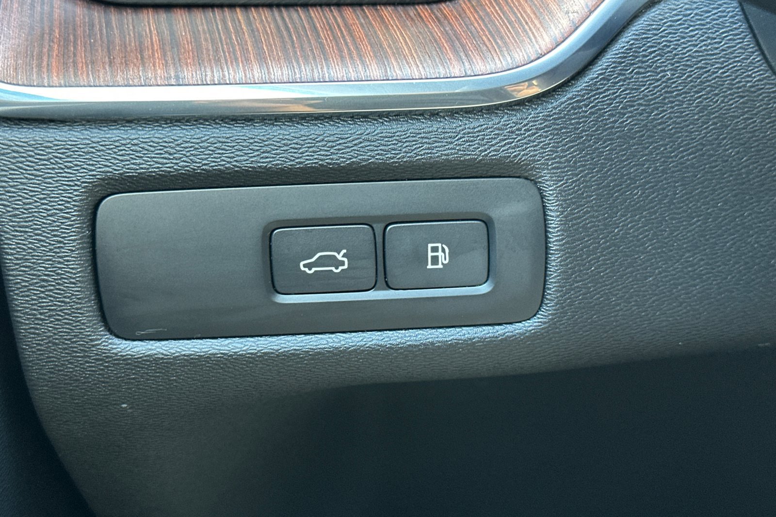 Certified 2023 Volvo XC60 T8 Ultimate AWD/4WD image 33