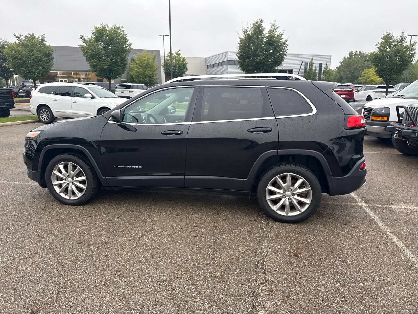 Used 2017 Jeep Cherokee Limited w/ Luxury Group FWD image 8