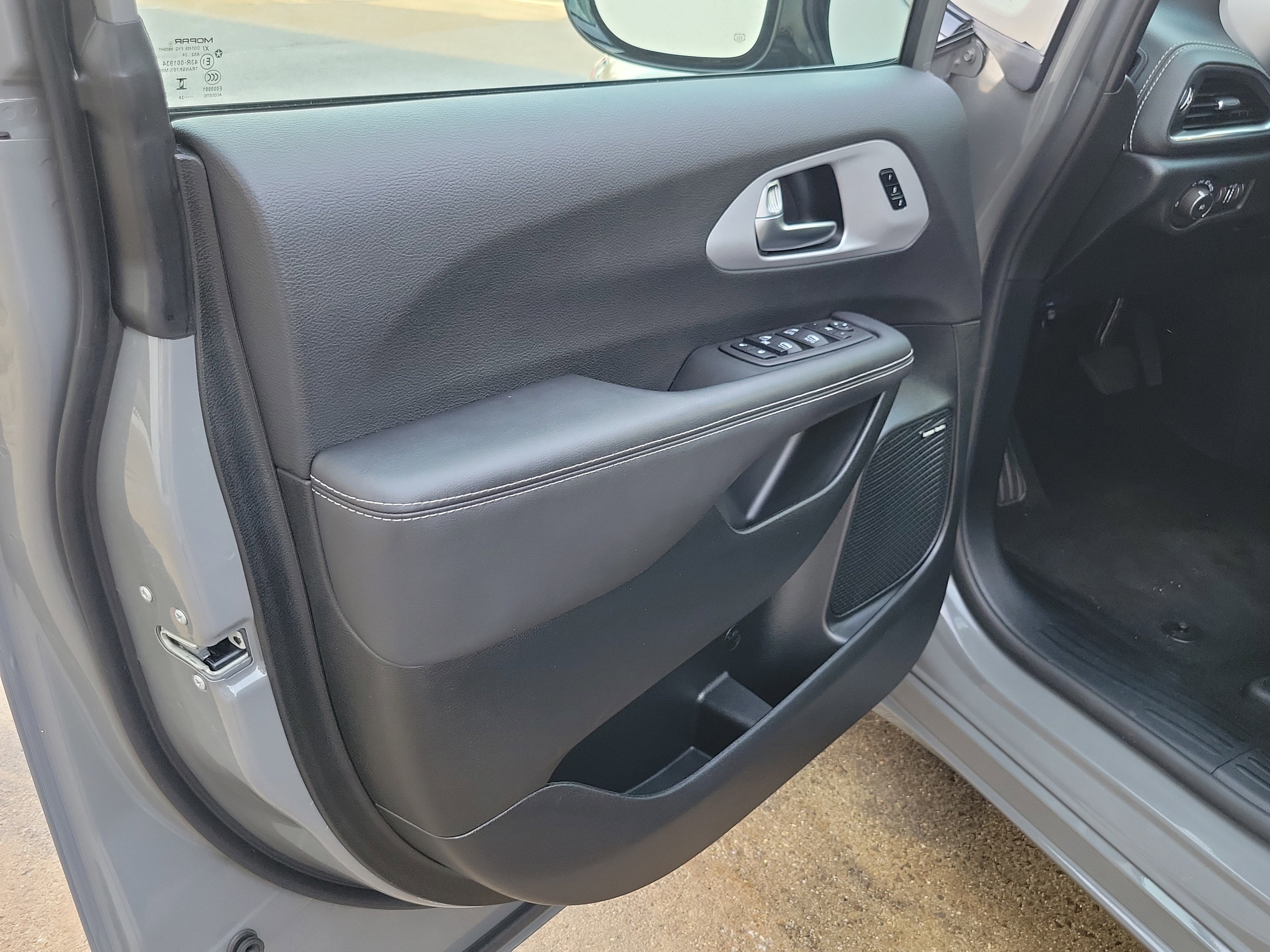 Used 2025 Chrysler Pacifica Premium image 6