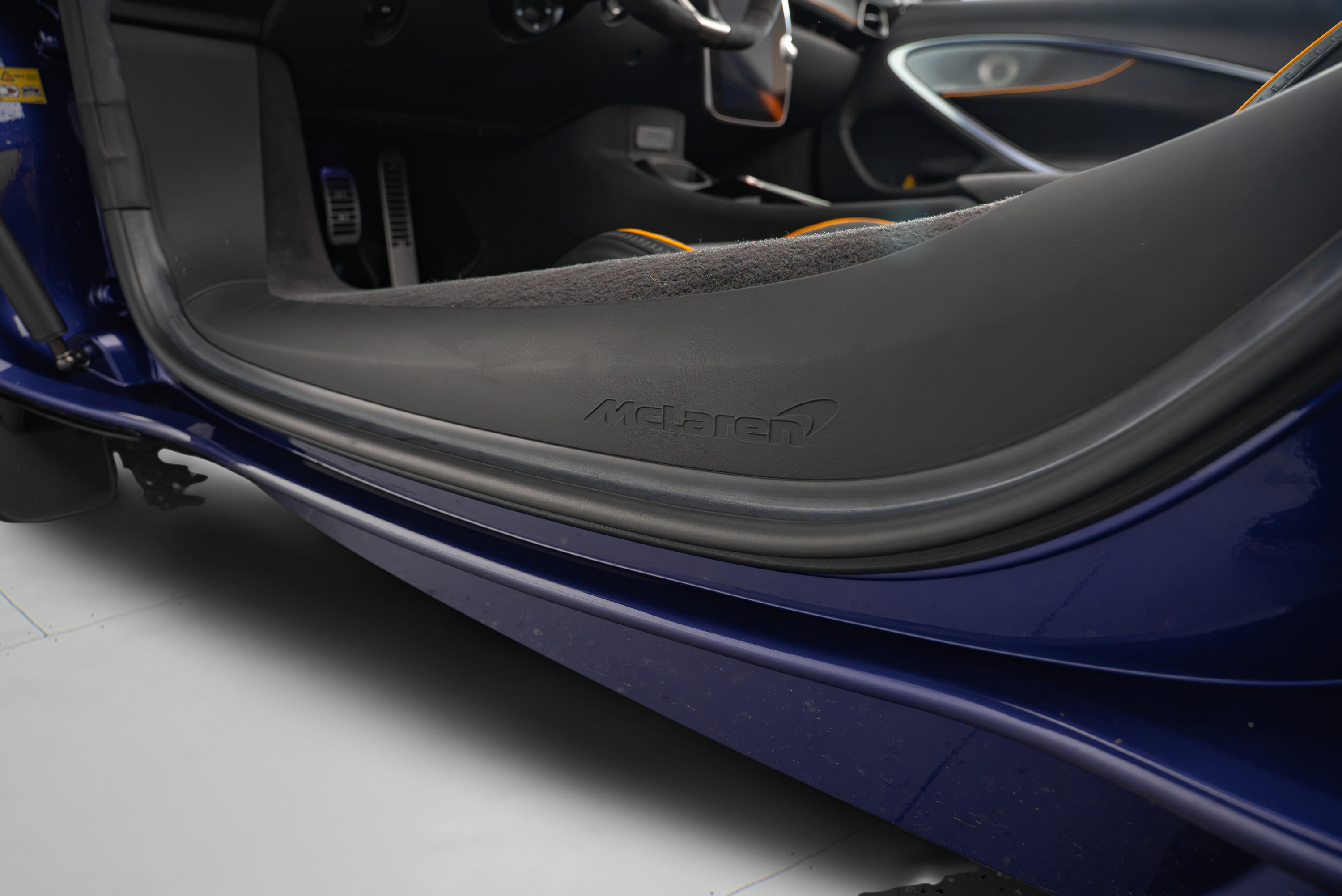 Used 2025 McLaren Artura Spider RWD image 12