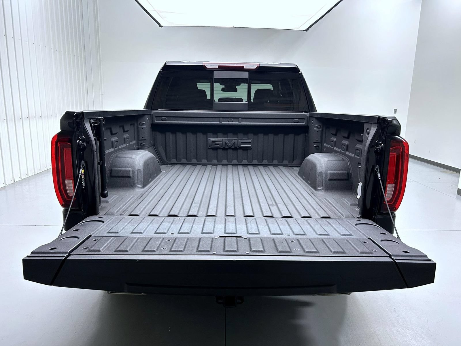 Used 2024 GMC Sierra 1500 SLT w/ SLT Premium Plus Package AWD/4WD image 21