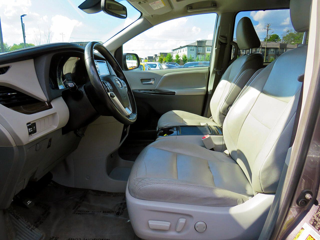 Used 2018 Toyota Sienna XLE image 14