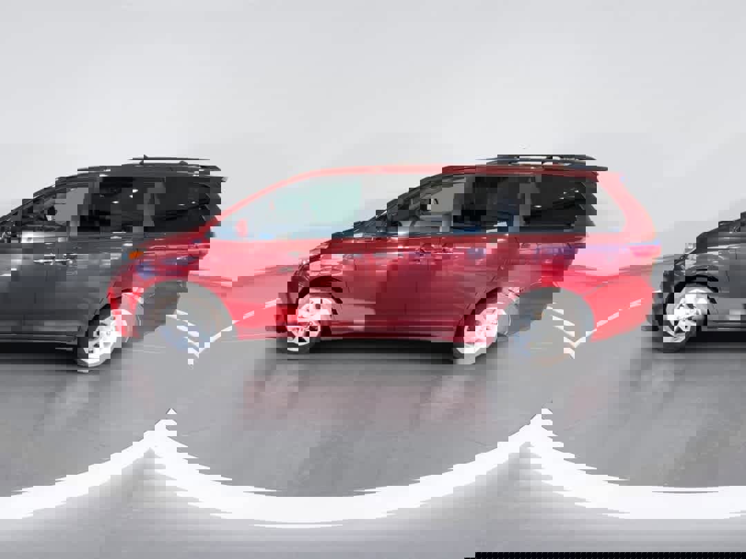 Used 2020 Toyota Sienna LE w/ LE Preferred Package image 5