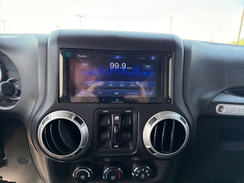 Used 2017 Jeep Wrangler Unlimited Rubicon w/ Connectivity Group image 18