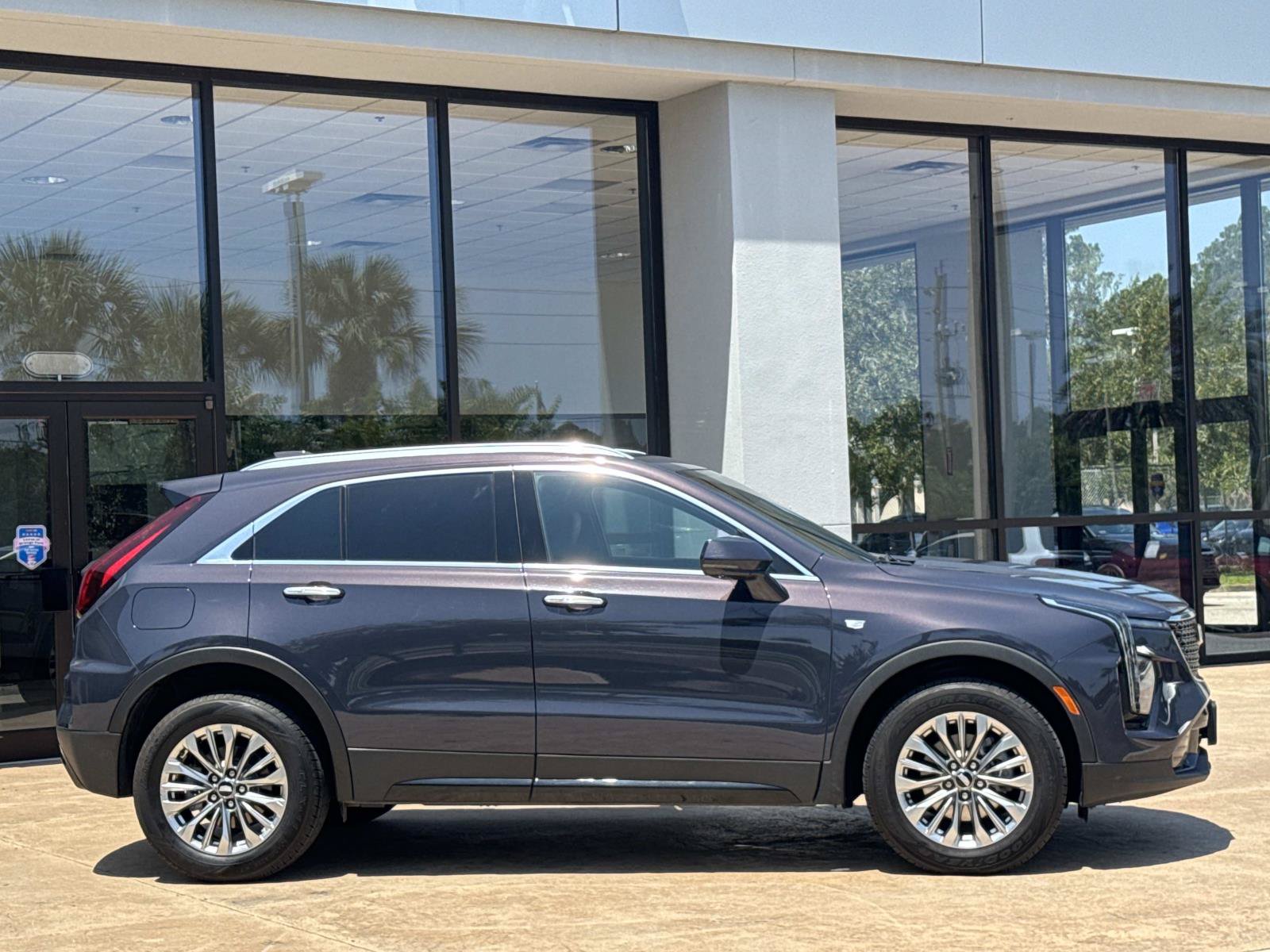 Used 2025 Cadillac XT4 Premium Luxury FWD image 2