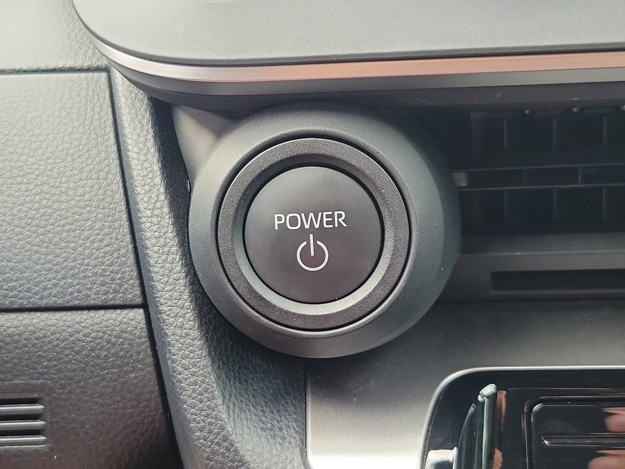 Used 2024 Toyota Prius LE FWD image 30