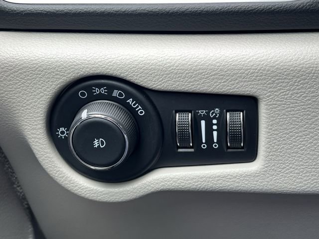 Used 2024 Chrysler Pacifica Touring-L image 21