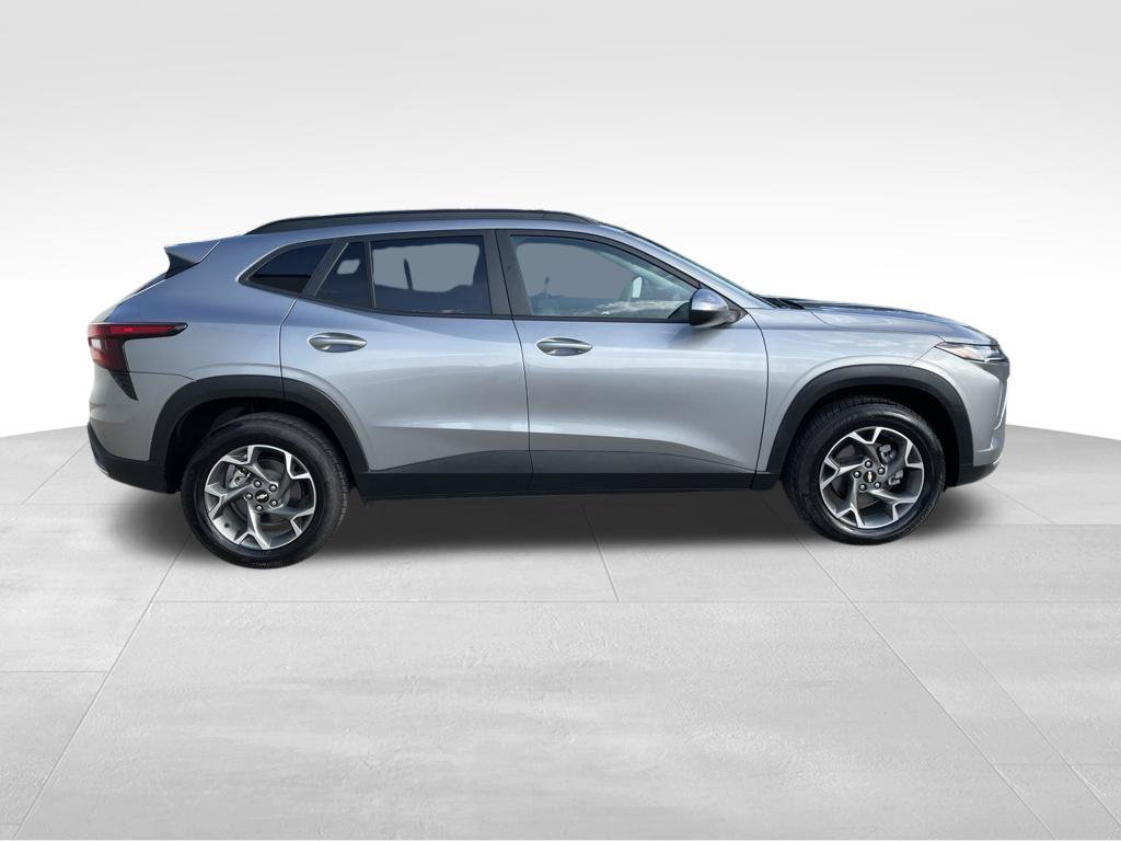 Used 2025 Chevrolet Trax LT FWD image 4