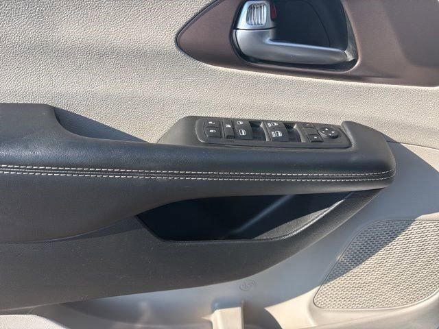Used 2023 Chrysler Voyager LX image 13