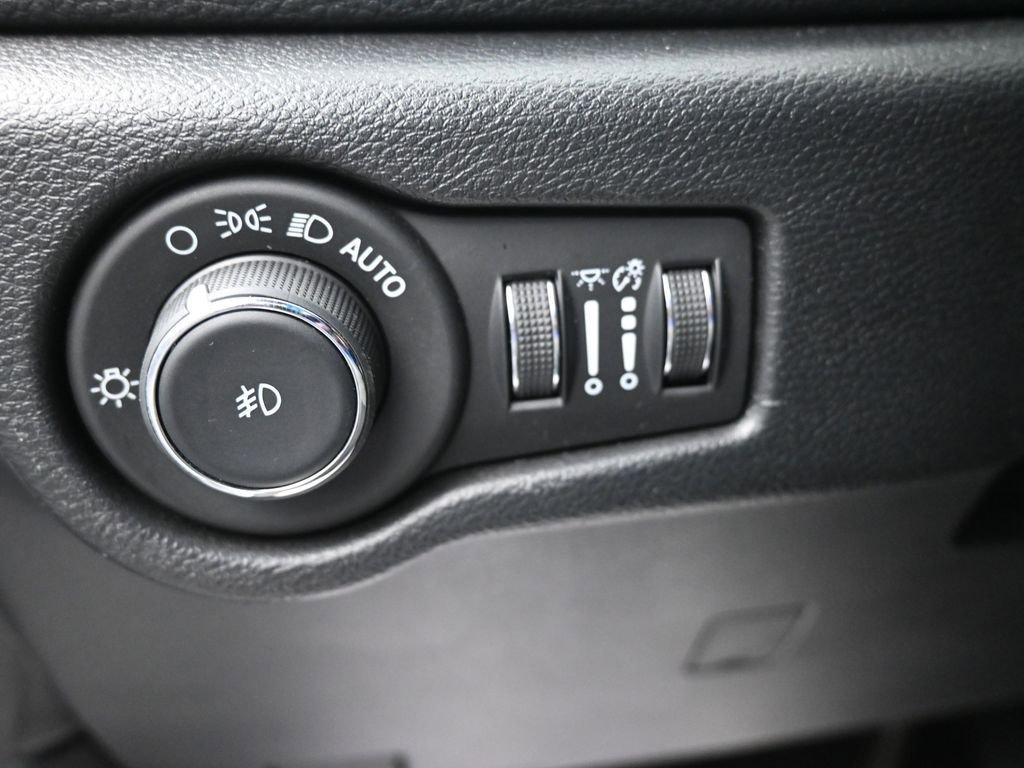 Used 2025 Chrysler Pacifica Limited image 19